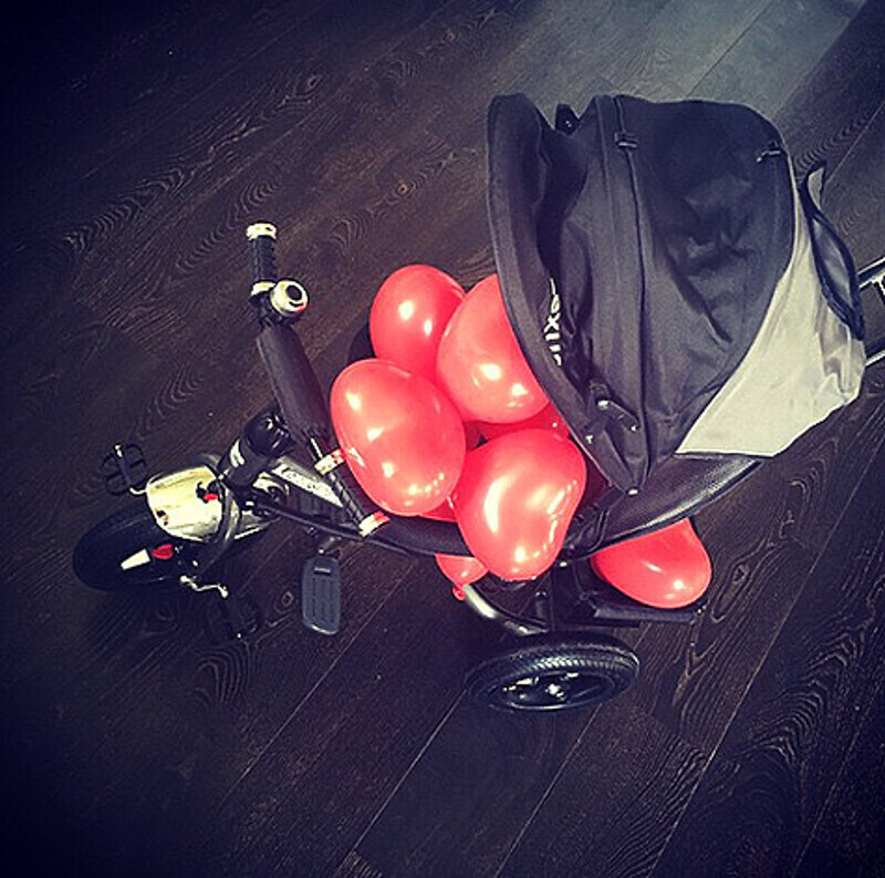 Агния Дитковските и Алексей Чадов на первый день рождения решили подарить сыну велосипед. Фото: Instagram.com/ditkovskyte.