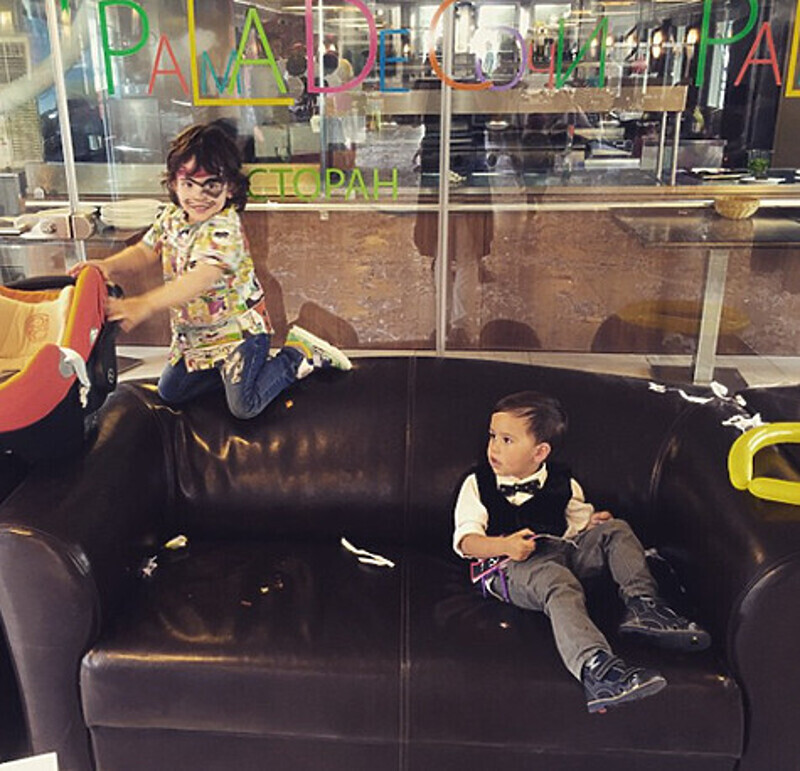 Трехлетний именинник со своими друзьями чувствовал себя на яхте настоящим хозяином. Фото: Instagram.com/achekhova.