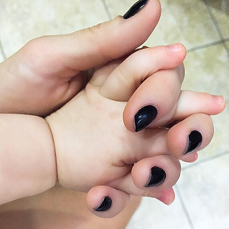 Кристина Асмус показала поклонникам только ручку маленькой Анастасии. Фото: Instagram.com.