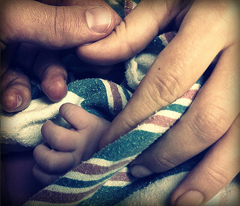 О появлении на свет маленького Платона сообщил его папа Дмитрий Шепелев, опубликовав в соцсети снимок рук всей семьи. Фото: Instagram.com.