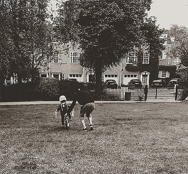 Дэвид Бекхэм гордится тем, что его младшая дочь уже катается на двухколесном велосипеде. Фото: Instagram.com/davidbeckham.