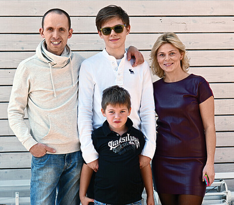 У Валерия большая семья, сын и пять дочерей. На снимке – только ее небольшая часть: (слева направо) сын Степан, его дети: Филипп и Марк, и их мама Екатерина. Фото: личный архив Валерия Плотникова.