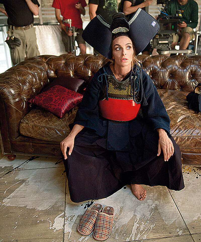 В комедии «Дабл трабл» Катя Варнава играет хозяйку радиостанции – светскую львицу, которая любит оригинальный досуг. Фото: материалы пресс-служб.