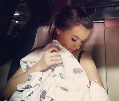 Темникова вместе с месячной дочкой отправились на деловую встречу в ресторан. Фото: Instagram.com/lenatemnikovaofficial.