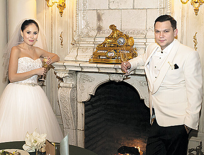 «У нас была очень маленькая и уютная свадьба, как я и хотела. Мы просто позвали близких и родных людей, для того чтобы они были рядом в момент, который очень важен для нас с любимым. А потом поехали все вместе поужинать. Весь вечер горел камин, мы угощали