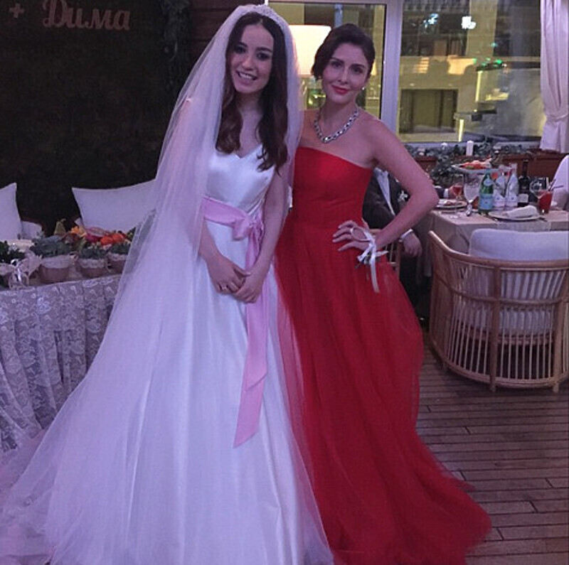 Невеста с подругой, актрисой Валерией Кожевниковой. Фото: социальные сети