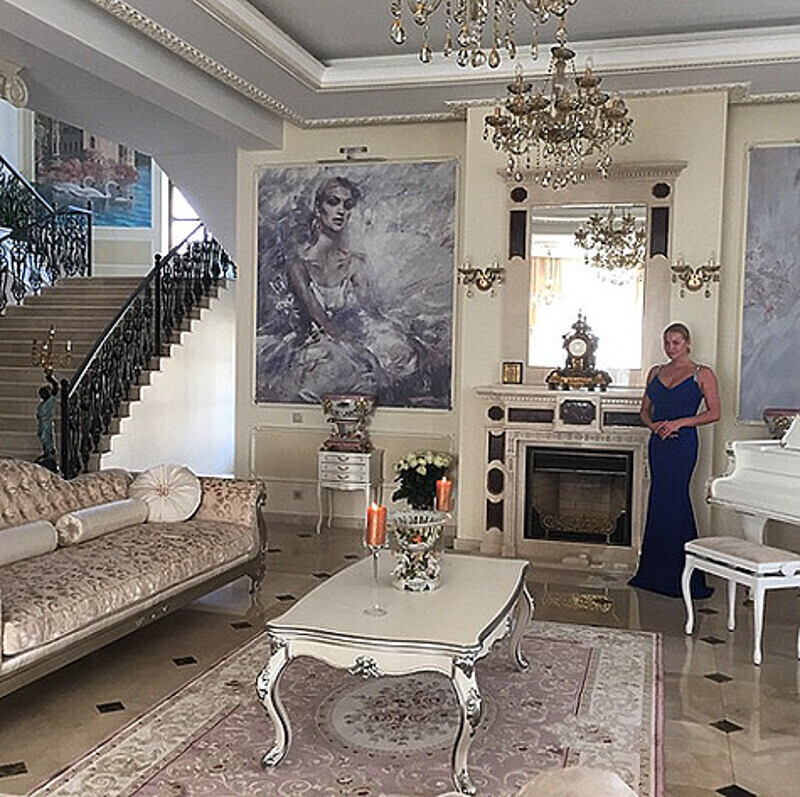 volochkova_art: «И в новом доме мое утро начинается с горящих свечей.. Мне так прекрасно сегодня спалось!!! На новом месте приснись жених невесте». Фото: Instagram.com/volochkova_art.