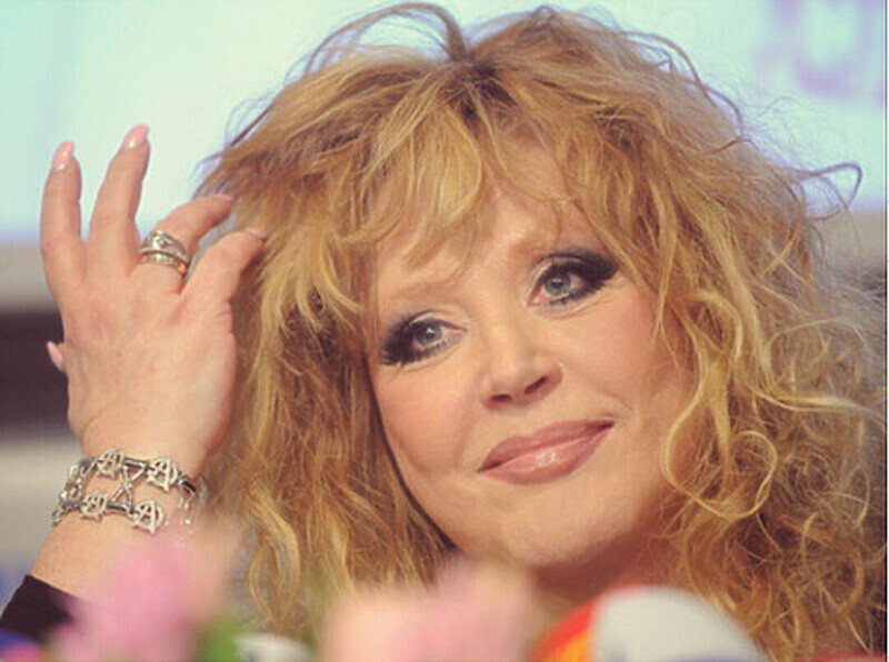 Анита Цой на своей страничке в соцсети посвятила Пугачевой трогательное стихотворение. Фото: социальные сети