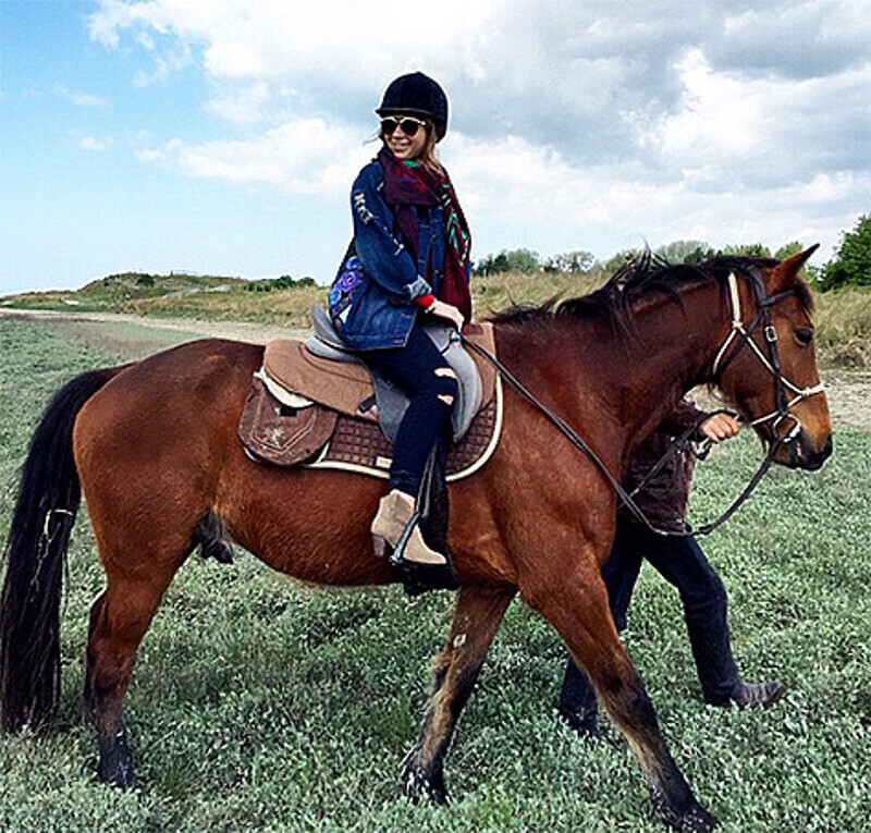 Галина Юдашкина покаталась на лошади. Фото: Instagram.com/gyudashkina.