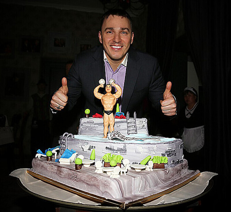 Олег Яковлев подарил Кириллу Андрееву шикарный торт. Фото: материалы пресс-служб.