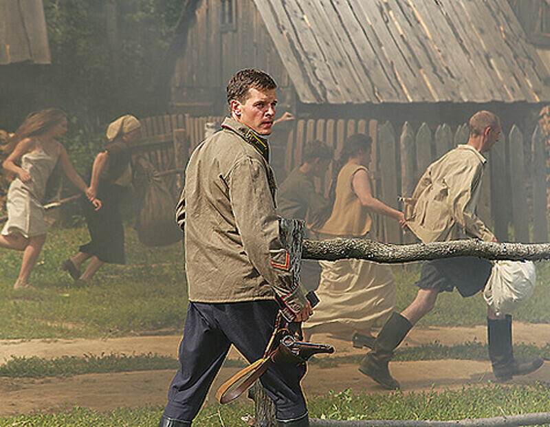 Для съемок в маленькой деревне Падун в Медвежьегорском районе Карелии авторы ленты достроили девичью казарму, баню, дом Марии, где квартировал старшина Васков, и дом Полины. Фото: материалы пресс-служб.