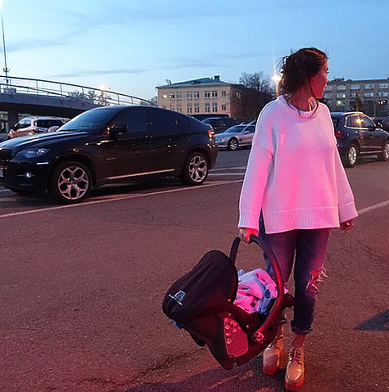 Елена Темникова попыталась успокоить поклонников, что нет ничего страшного в том, что она ездит с малышкой в общественные места. Фото: Instagram.com/lenatemnikovaofficial.
