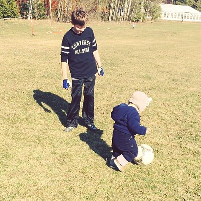 Иван пока играет в футбол, но уже держал в руках клюшку. Фото: социальные сети