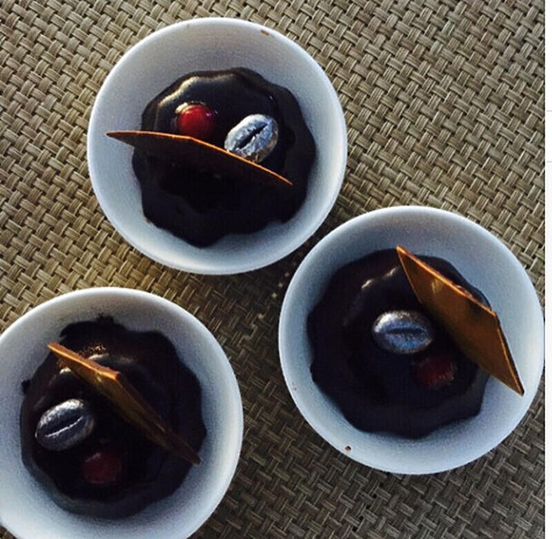 Писательница во время отдыха попыталась сесть на шоколадную диету. По ее утверждению эти десерты – ее ужин. Фото: социальные сети