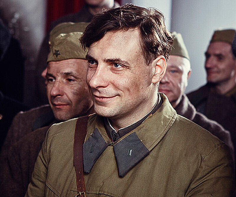 Леонида Киценко, снайпера-напарника Люды Павличенко и ее самую большую любовь, сыграл Евгений Цыганов. Кадр из фильма «Битва за Севастополь».