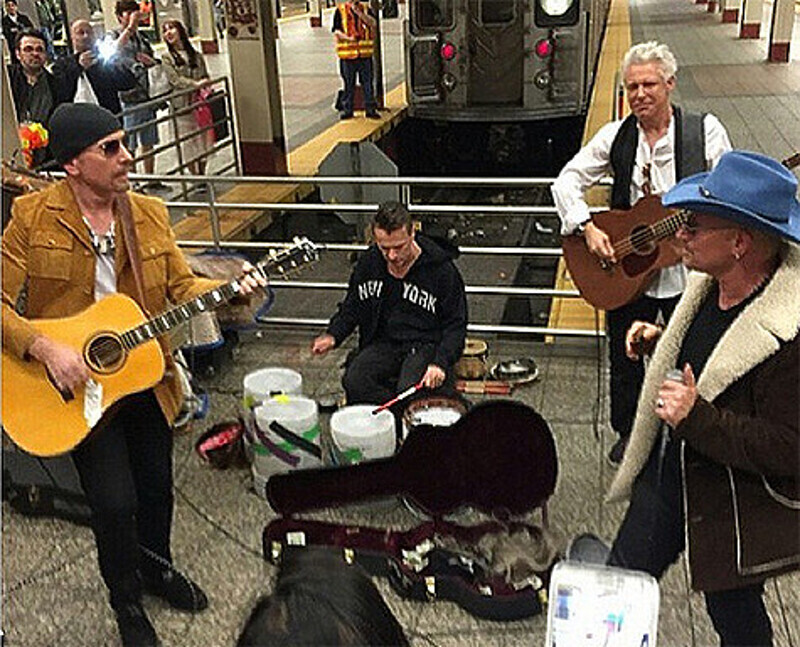 Концерт был недолгим, так как довольно быстро вокруг музыкантов группы U2 образовалась огромная толпа. Фото: Instagram.com/u2news.