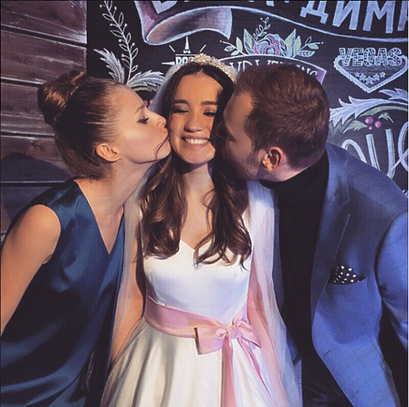 Невеста с удовольствием принимала поздравления от своих друзей. Фото: социальные сети