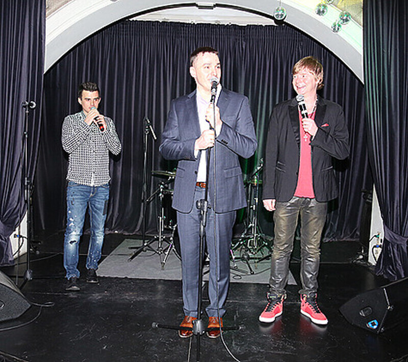 Поздравить Кирилла Андреева приехали его соратники по «Иванушкам» — Андрей Григорьев-Аполлонов и Кирилл Туриченко. Фото: материалы пресс-служб.