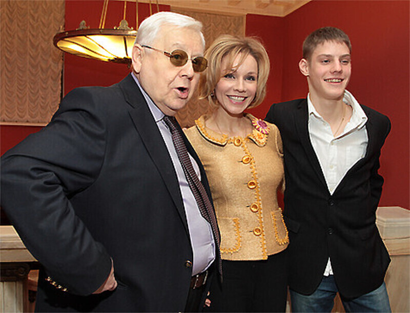 «Я услышал, что режиссер ставил меня в пример. Теперь ко всем сплетням, что я попал в кино по блату, отношусь безразлично», - признается Павел Табаков.