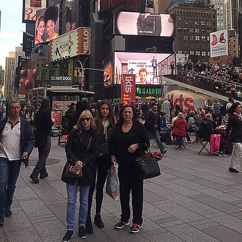 Настя Шубская с Верой Глаголевой и мамой Александра Овечкина. Фото: Instagram.com/nastyashubskaya.