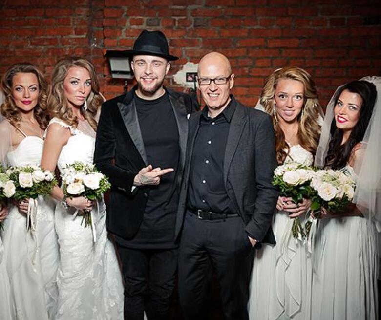 Егор Крид и Вадим Верник в окружении невест. Фото: материалы пресс-служб.