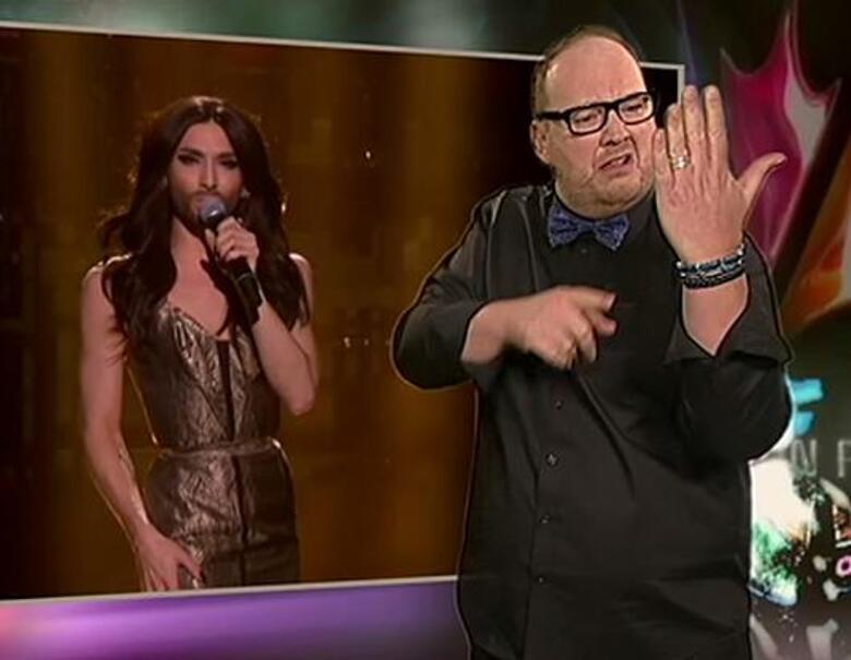 Кончита Вурст (на экране) и Томми Крэнг. Фото: www.youtube.com.