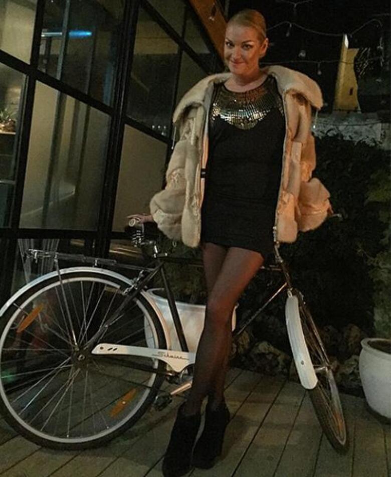 Анастасия Волочкова решила после концерта прокатиться на велосипеде. Фото: Instagram.com/volochkova_art.
