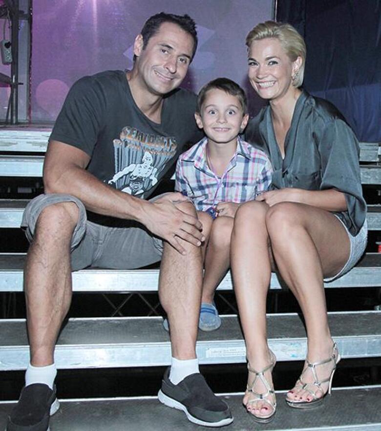 Стас и Юлия Костюшкины с сыном.