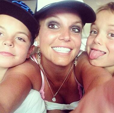 Бритни Спирс с сыновьями. Фото: Instagram.com/britneyspears. 