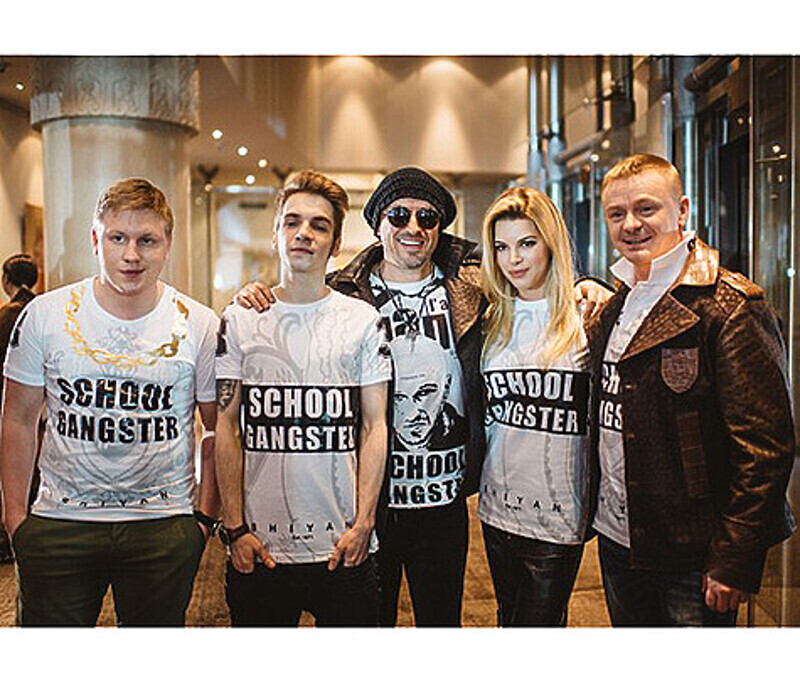 В качестве моделей Илья Шиян решил задействовать звезд нашумевшего сериала «Физрук». На подиум вышли Владимир Сычев, Даниил Вахрушев, Андрей Крыжний, Оксана Сидоренко и сам Дмитрий Нагиев. Фото: материалы пресс-служб.