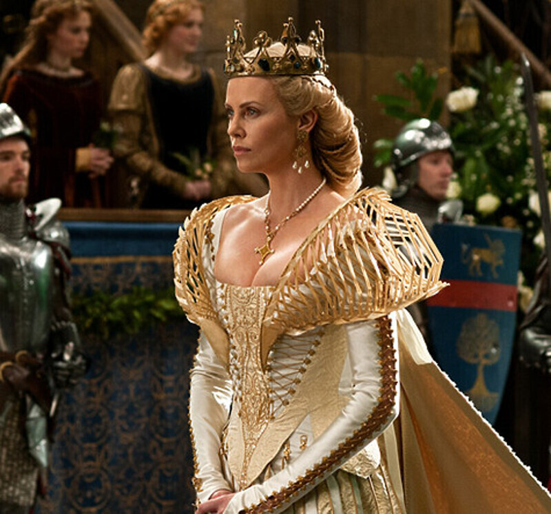 Шарлиз Терон. Кадр из фильма «Белоснежка и охотник».