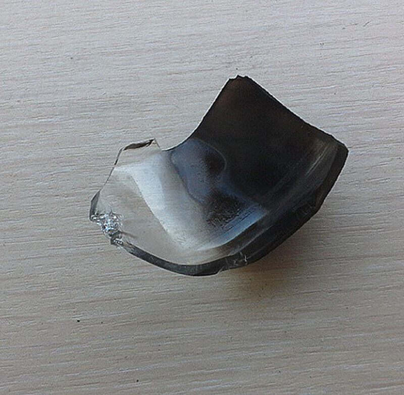 Елена Борщева наблюдала солнечное затмение через это стекло. Фото: Instagram.com.