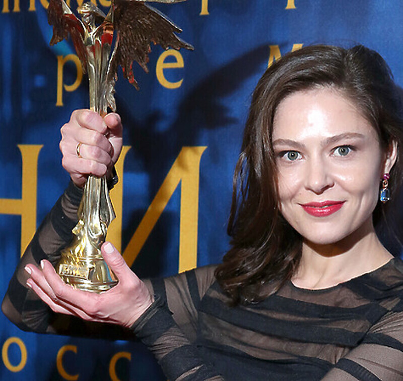 На кинопремии «Ника» Елена Лядова продемонстрировала обручальное кольцо.