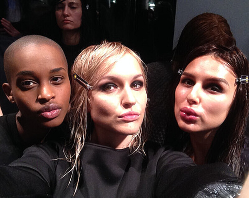 Анна Городжая готовится к показу. Фото: личный архив Анны Городжей.