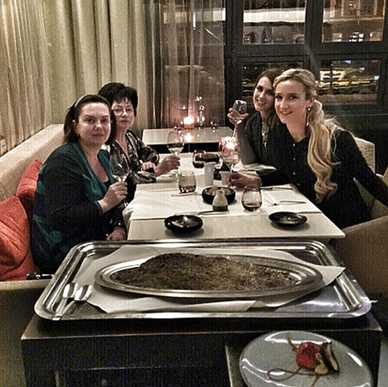 buzova86: «Прекрасный семейный вечер. Как здорово иметь возможность радовать и удивлять своих родных. 3 поколения вместе: бабушка, мама и мы. В качестве основного блюда мы выбрали сибас в соли, ресторан очень понравился!». Фото: Instagram.com/buzova86.