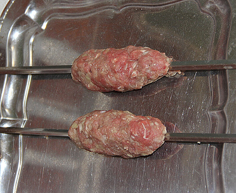 Фарш подержите немного в холодильнике, чтобы легче формовались небольшие продолговатые котлеты. Фото автора.