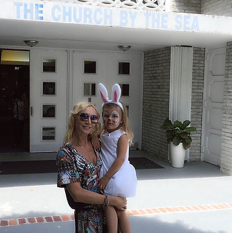 Клавдия Земцова нарядилась пасхальным кроликом. Фото: Instagram.com/orbakaite_k.