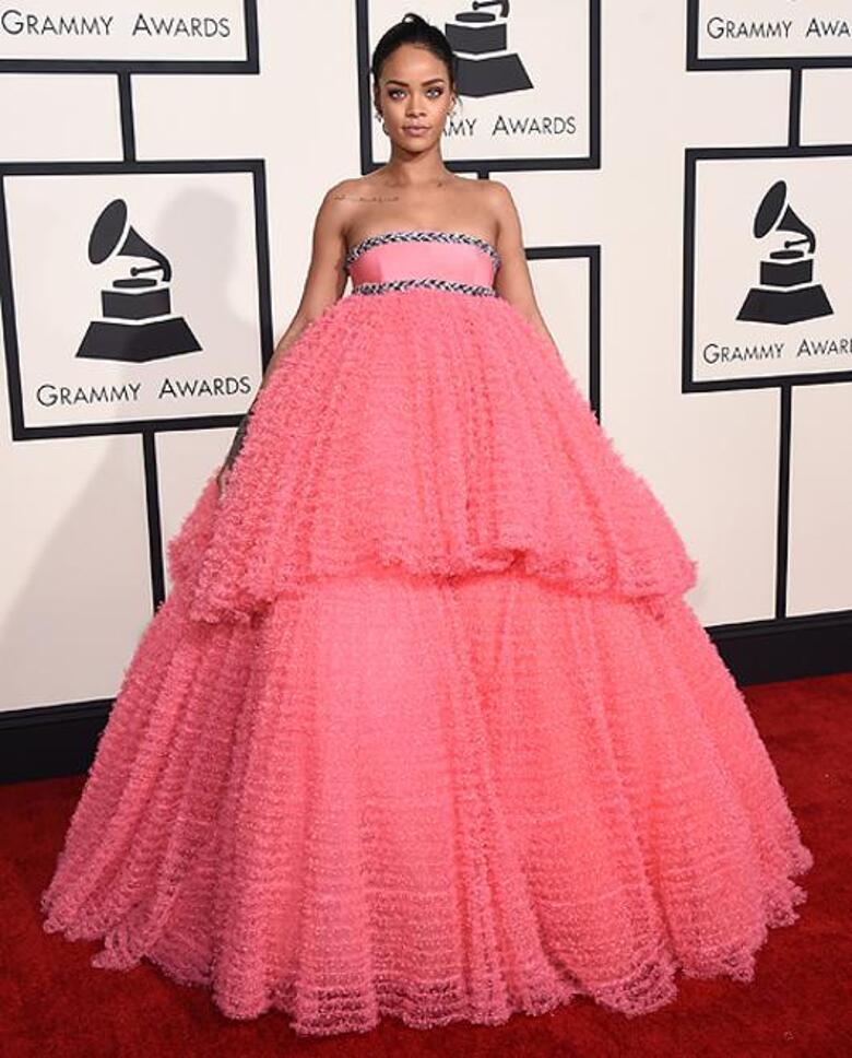 Рианна в платье от Giambattista Valli. Фото: AP Images.