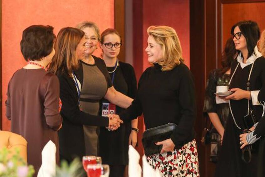 У Катрин Денев в Ханты-Мансийске насыщенная программа. 