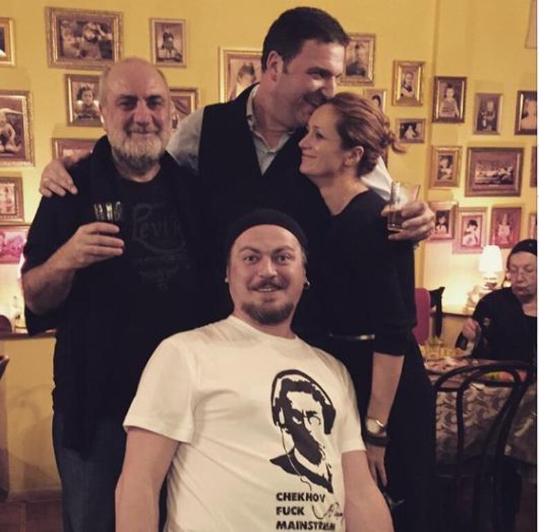 Три недели назад состоялась премьера «Вишневого сада». Однако вскоре на репетиции знаменитой пьесы Максим Виторган сломал плечо. xenia_sobchak: «А у Mоего сегодня Премьера!!! "Вишневый Сад" режиссер - Мирзоев, Раневская-Исакова, Гаев-Виторган».