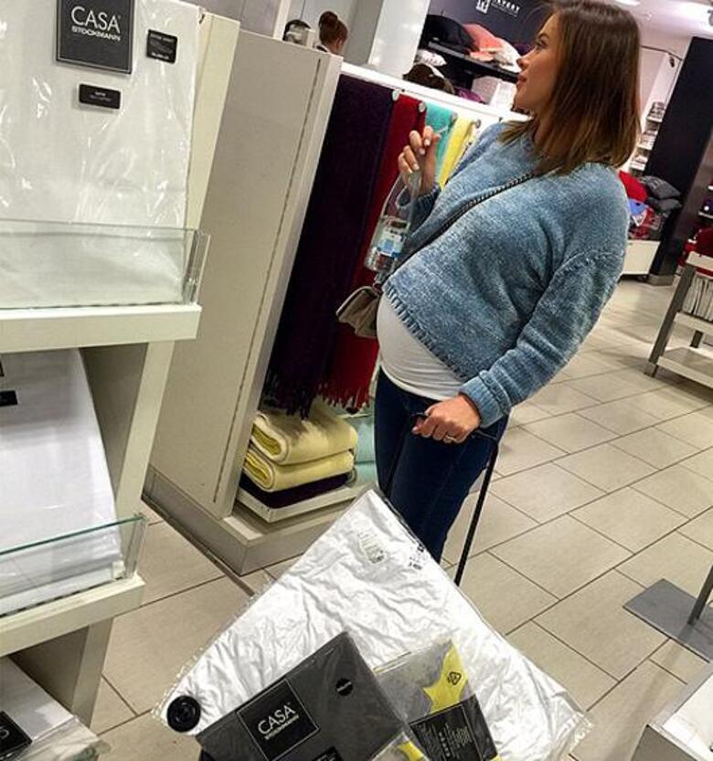 Елена Темникова скупает все подряд. Фото: Instagram.com/lenatemnikovaofficial.