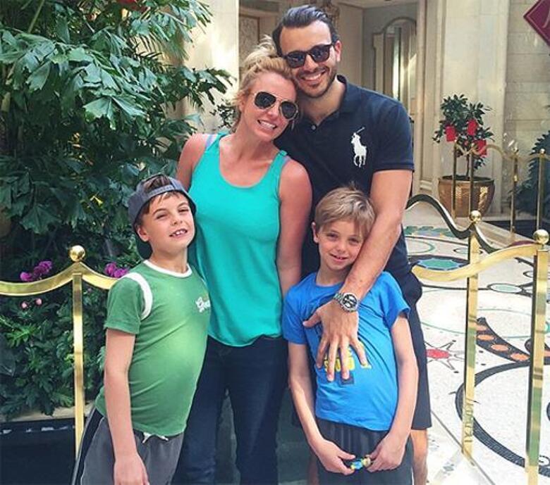 Бритни Спирс с Чарли Эберсолом и своими сыновьями. Фото: Instagram.com/britneyspears.