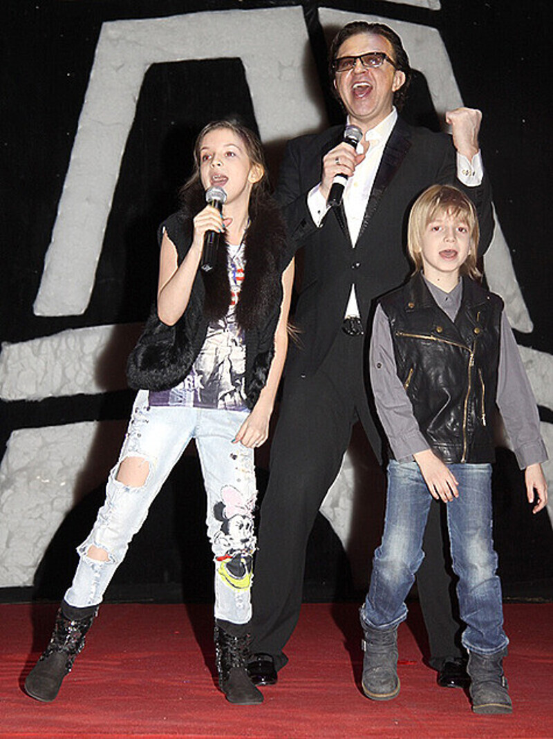 В качестве музыкального поздравления жене и пришедшим гостям Рома Жуков выступил с группой "Джинсовые мальчики", в которой поют его дочь Полина и сын Никита. Фото: материалы пресс-служб.