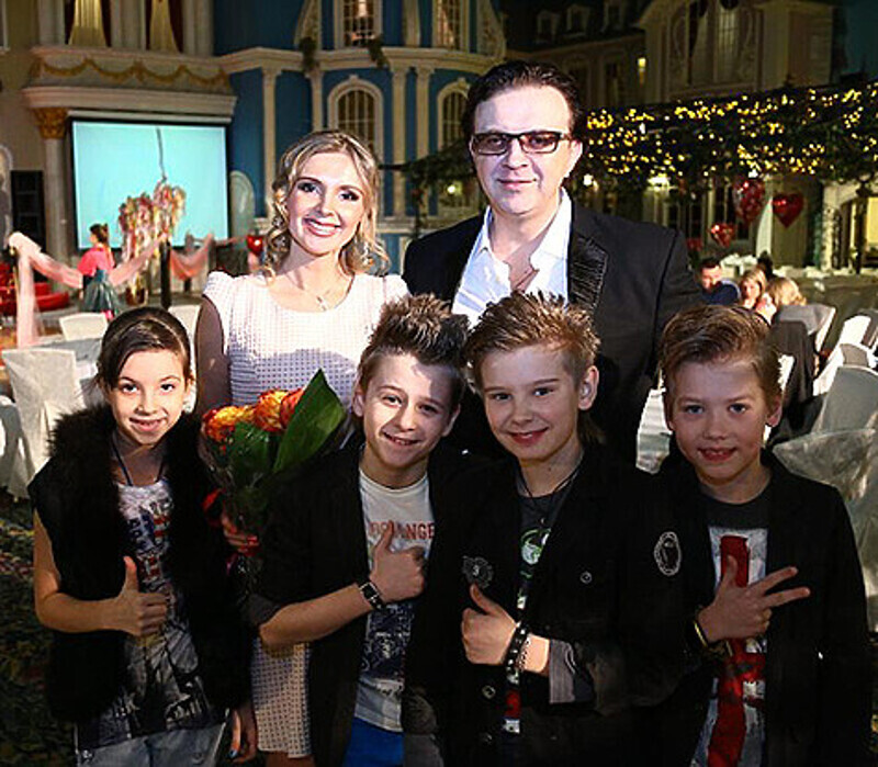 Десятилетие со дня свадьбы считается розовым, поэтому супруги Жуковы все торжество оформили в розовых тонах, начиная с торта и заканчивая платьем невесты. Фото: материалы пресс-служб.