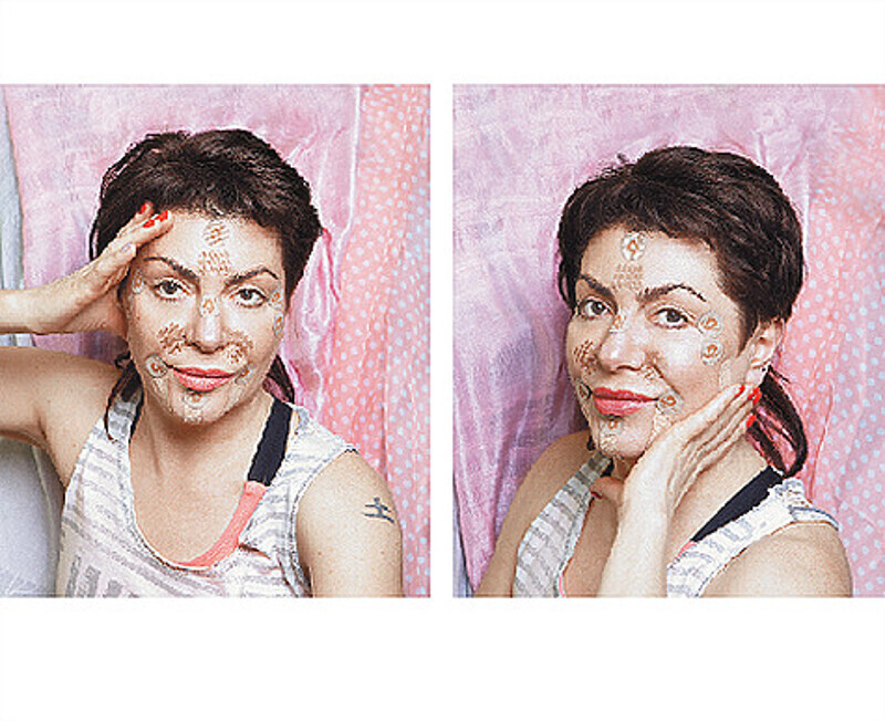 Варианты омолаживающей процедуры тейпирования, подтягивающей мышцы и возвращающей контуры молодого лица. Фото: Наташа Храмова.