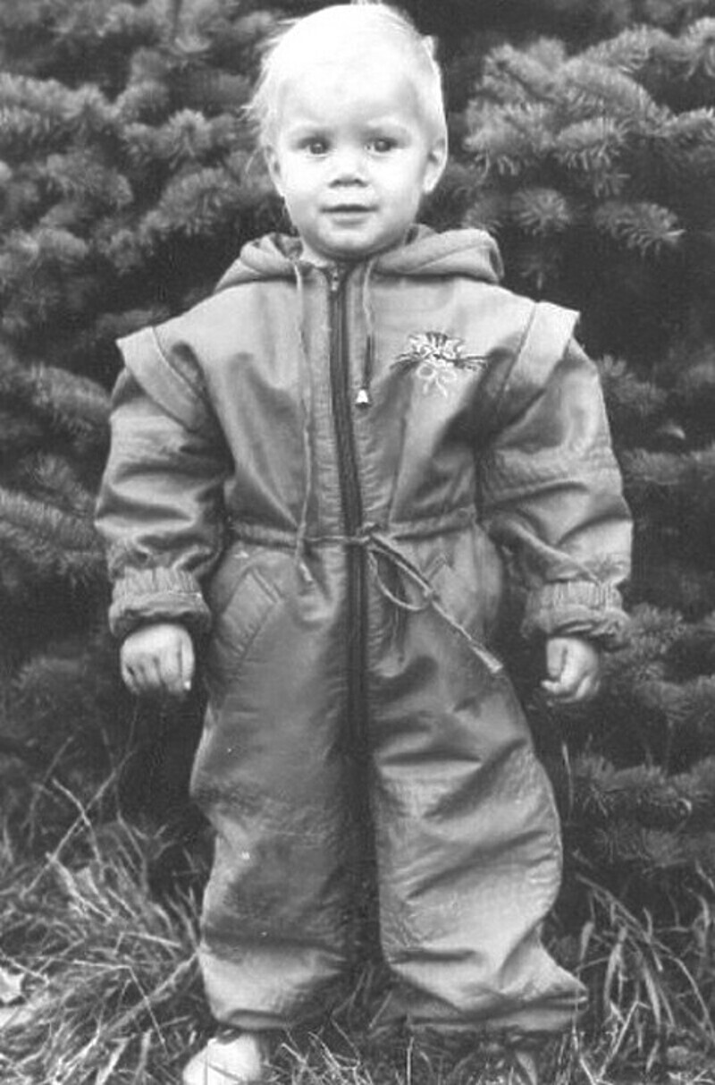 В день рождения Алла выложила свою детскую фотографию и поздравила сама себя: «С Днем Рождения, Меня!». Фото: Instagram.com/Allamikheeva.