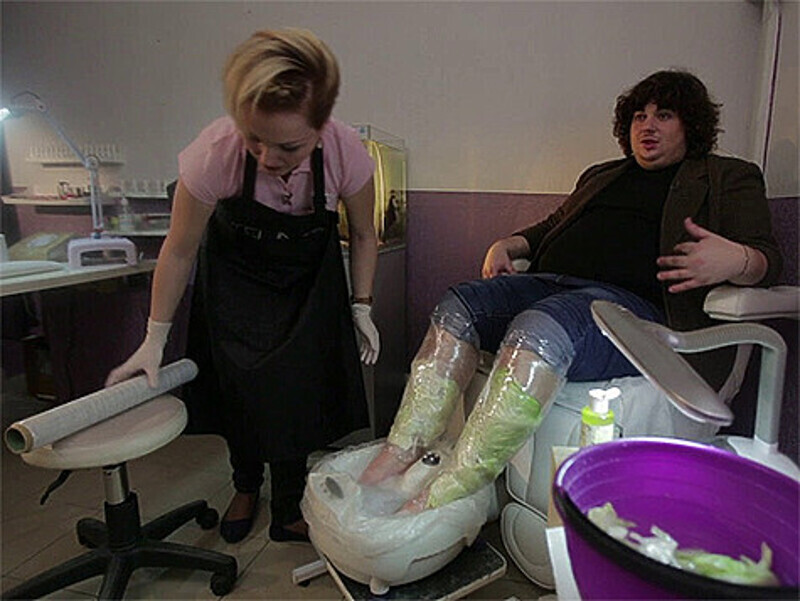 В одном из выпусков участник шоу открыл для себя педикюр с обертыванием... капустными листьями. Фото: материалы пресс-служб.