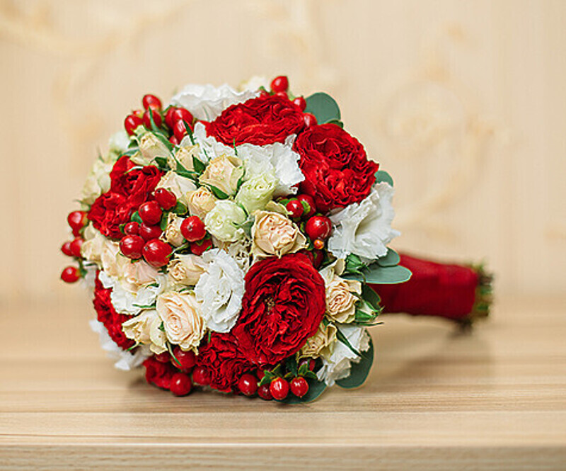 Девушки, которые уже вышли замуж, призывают не делать все самостоятельно, а привлекать к свадебным заботам жениха. Фото автора.