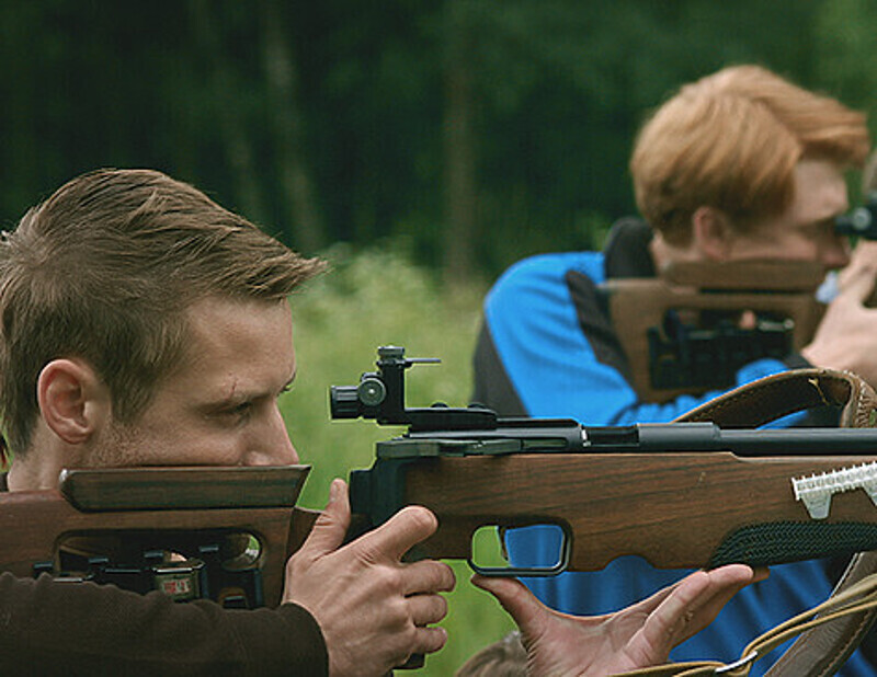 «Самое сложное было объединить лыжи и винтовку», — признался Данила Шевченко. Фото: материалы пресс-служб.