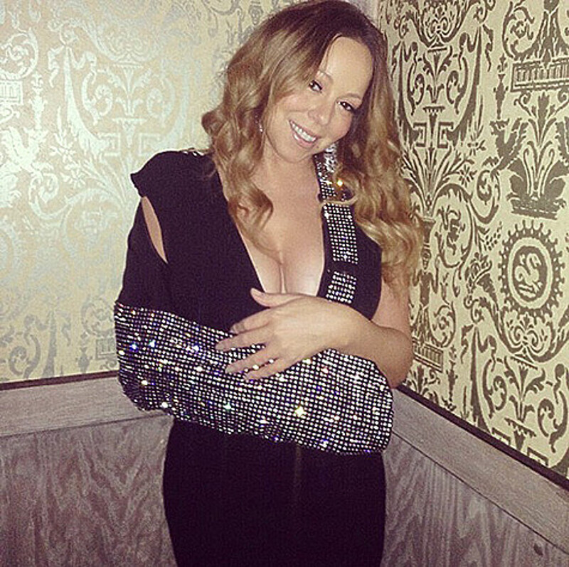 Мэрайя Кэри показала поклонникам эксклюзивный бандаж для сломанной руки. Фото: Instagram.com.